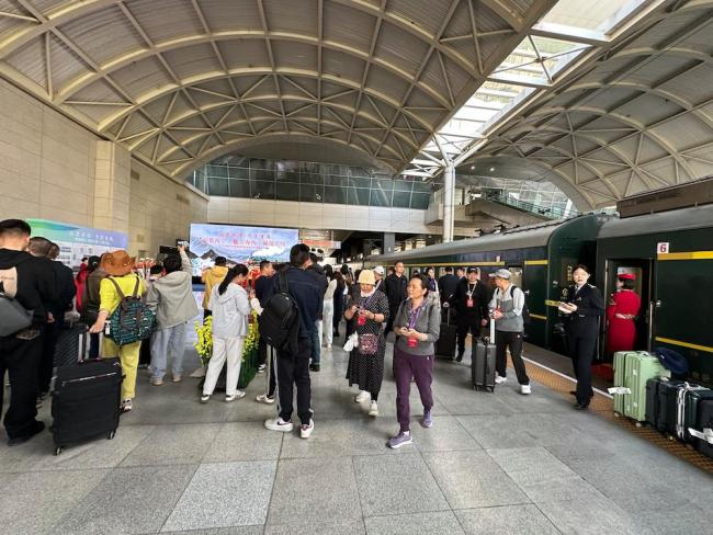 多地開啟銀發(fā)專列，銀發(fā)族火車游成文旅消費(fèi)新商機(jī)
