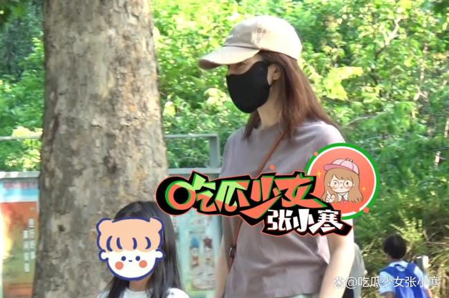 高圓圓與女兒牽繩遛彎超有愛(ài),，戛納紅毯生圖被夸超美