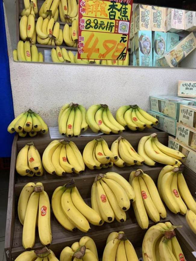 水果價格多數(shù)在降 香蕉為何貴1倍 新品種拉高價格