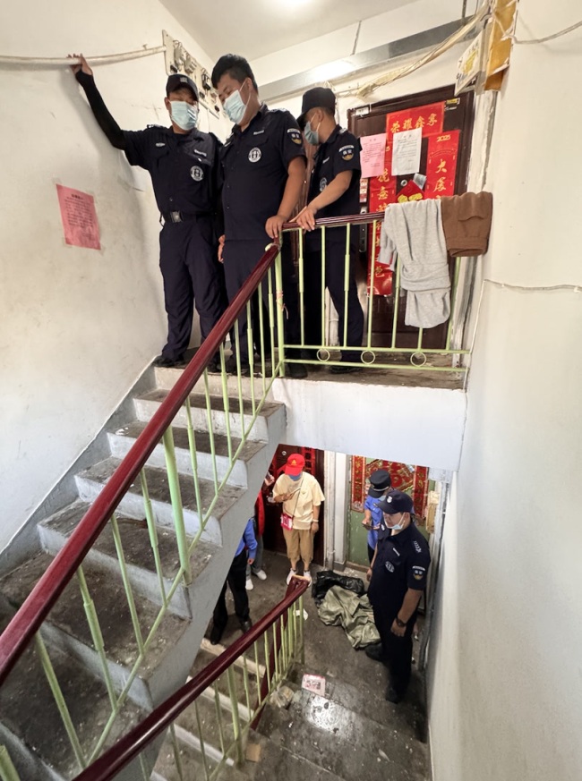 北京一女子撿廢品熏走鄰居 樓道堆滿垃圾引發(fā)清理行動