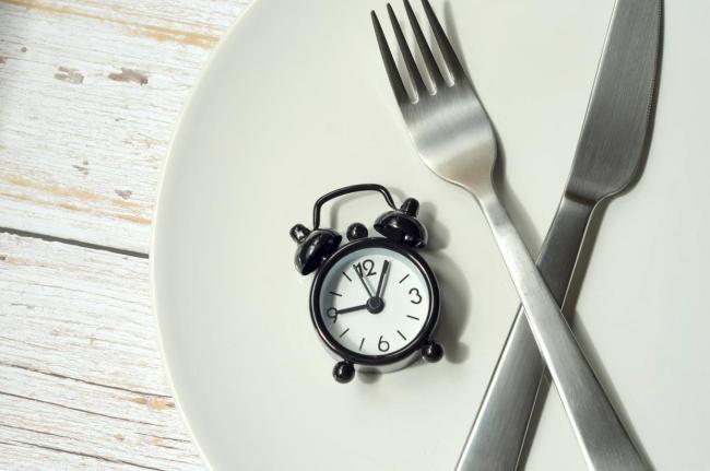 間歇性禁食可能會(huì)抑制毛發(fā)生長(zhǎng),？這種生活方式會(huì)讓人變禿嗎 減肥不無(wú)代價(jià),？
