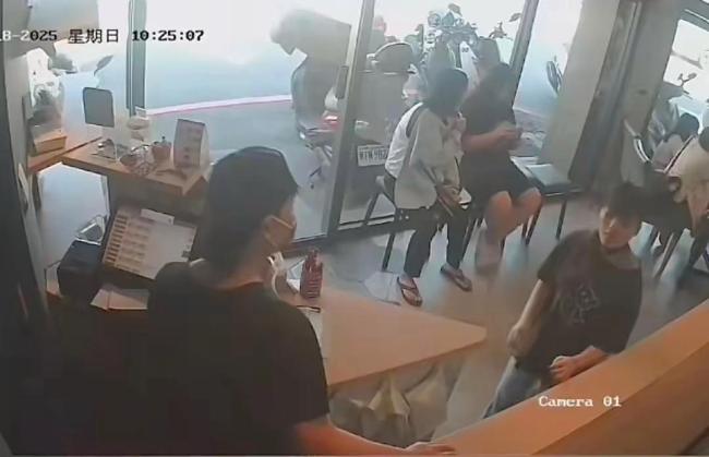 臺(tái)灣汽車失控猛沖進(jìn)早餐店 13人受傷驚魂一刻