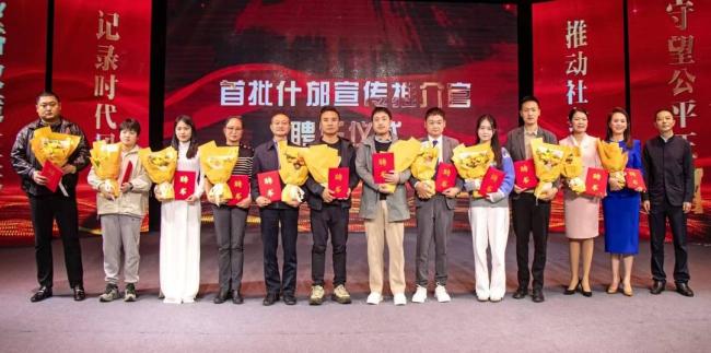男子穿西裝犁地被指損壞農(nóng)田 澄清與回應(yīng)