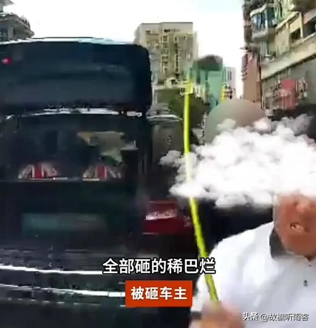 路怒司機(jī)別停前車用高爾夫球桿打砸 馬路不是擂臺車鑰匙更不是尚方寶劍