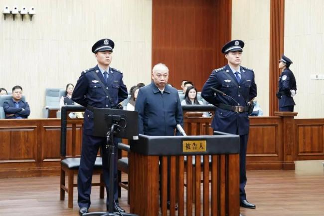 靠煙吃煙的“老虎”凌成興獲刑16年