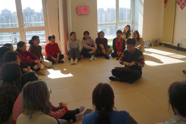 家政阿姨登上脫口秀舞臺 勇敢表達(dá)自我