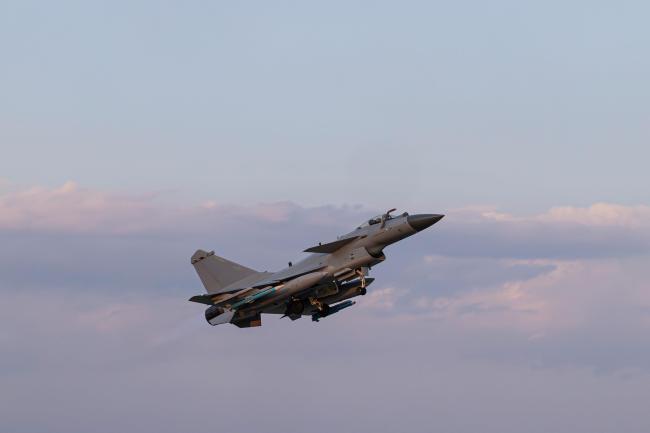 戰鷹沐浴霞光劃破長空 直擊晝間空戰現場