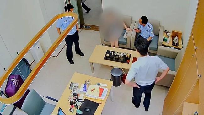 女子取500萬(wàn)現(xiàn)金給網(wǎng)戀男友被攔 警方及時(shí)勸阻保住巨款
