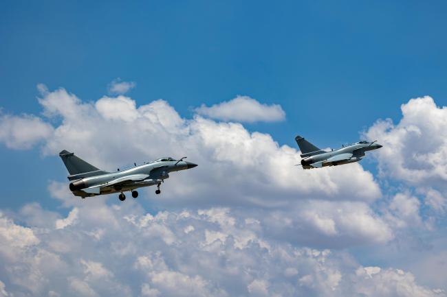 戰鷹沐浴霞光劃破長空 直擊晝間空戰現場