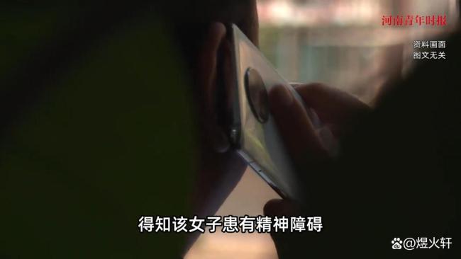 路上堵車女子突然從豪車中探出身體 不雅行為引發(fā)關(guān)注