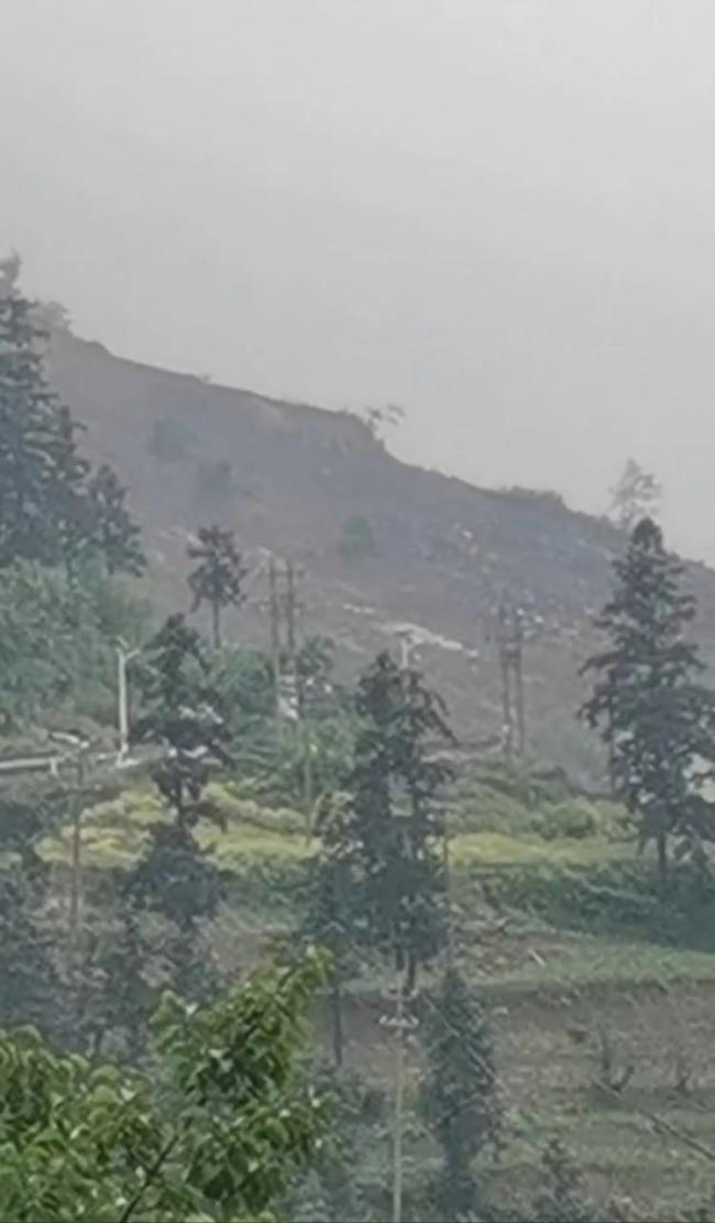 貴州滑坡村民：姐夫被埋姐姐跑出來(lái)了 救援緊急進(jìn)行中