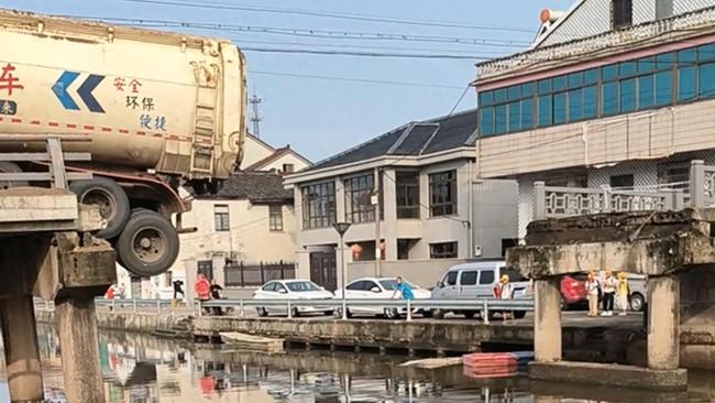 浙江一限重橋梁在大貨車經(jīng)過時垮塌