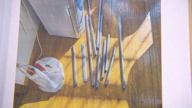 女子從五樓扔下十根金屬管 高空拋物惹禍
