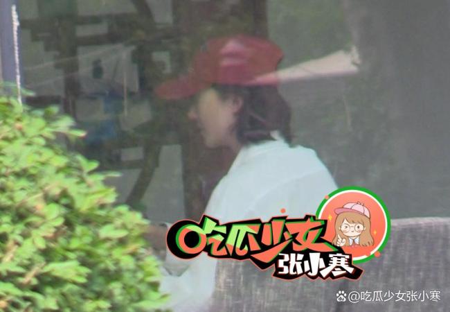 金晨與黃軒深夜聚會(huì),，用餐結(jié)束后，金晨小跑著離開飯店！