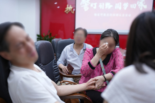 男子因身份證過期27年難返家：終于與闊別多年的家人重拾甜蜜團(tuán)圓