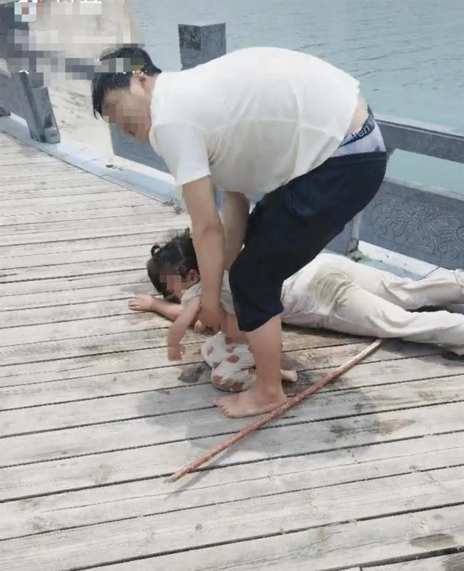 當?shù)鼗貞艘圮娙颂泳认乱患胰?英勇行為獲贊