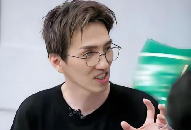 何炅說到林志炫淘汰時抽泣紅了眼眶 爭議與真相背后的音樂戰(zhàn)爭