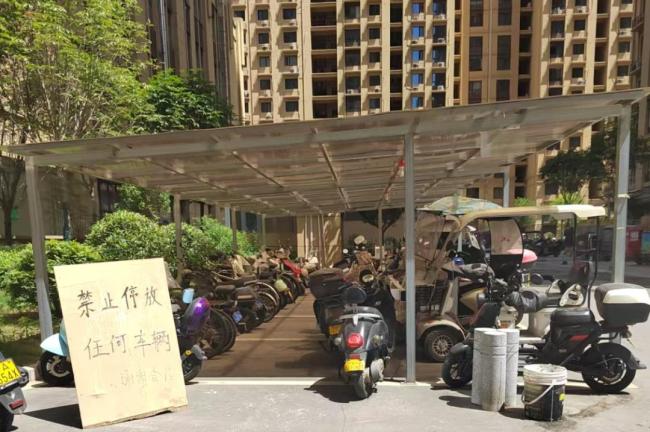 小區(qū)外圍設(shè)充電樁遭沿街店鋪業(yè)主反對 充電難題待解