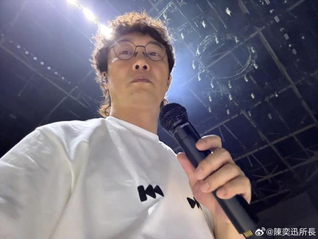 陳奕迅新冠剛康復(fù) 在演唱會(huì)上爆咳 觀眾掌聲鼓勵(lì)