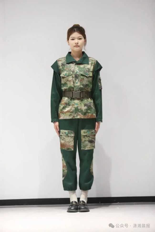 被237萬網(wǎng)友嚴選的新生軍訓服長啥樣 迷彩拼接多口袋成首選