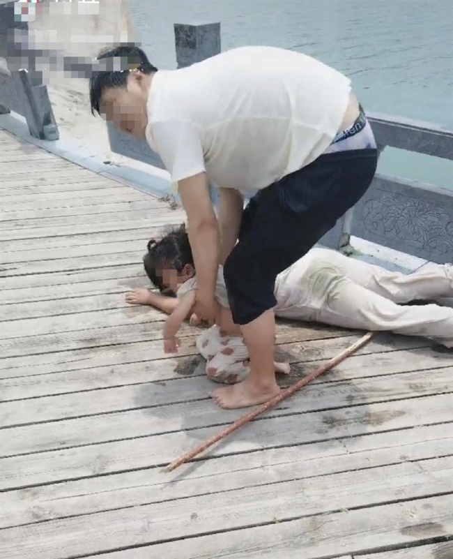 退役軍人跳河救下一家三口 英勇行為獲贊