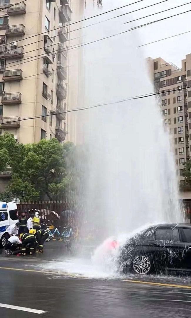 上海一轎車撞斷消防栓噴出水柱 一人受傷送醫(yī)