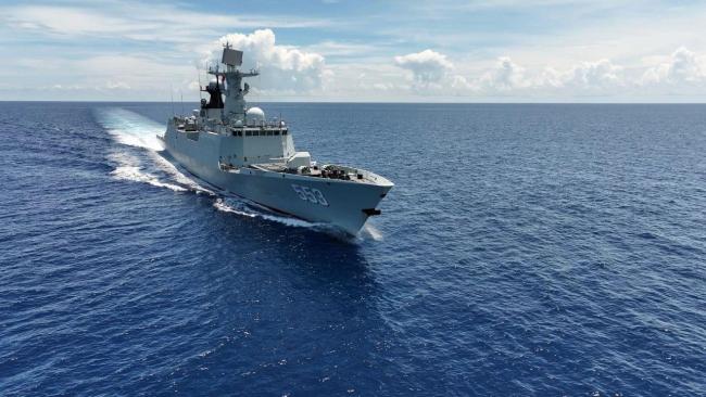 真“雙艦合璧”！一起看艦艇“肩並肩”航行