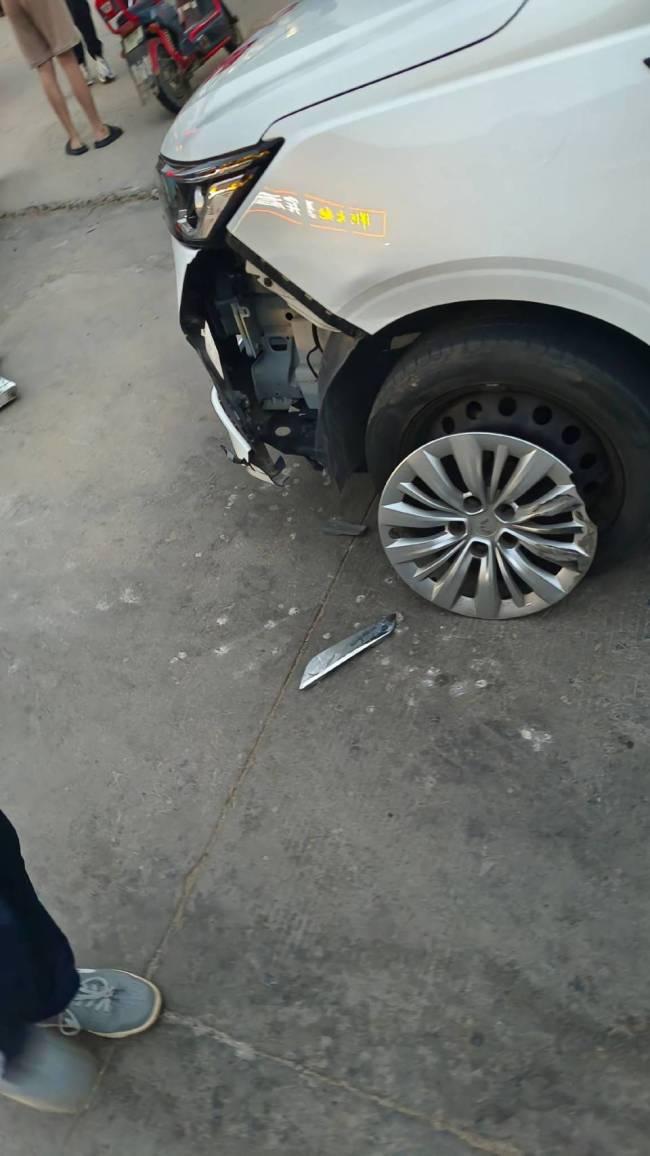 未成年人租開寶馬車撞豪車？交警回應(yīng) 實(shí)情并非如此