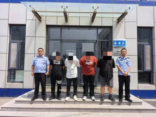 4人深夜貼涉黃小廣告被抓