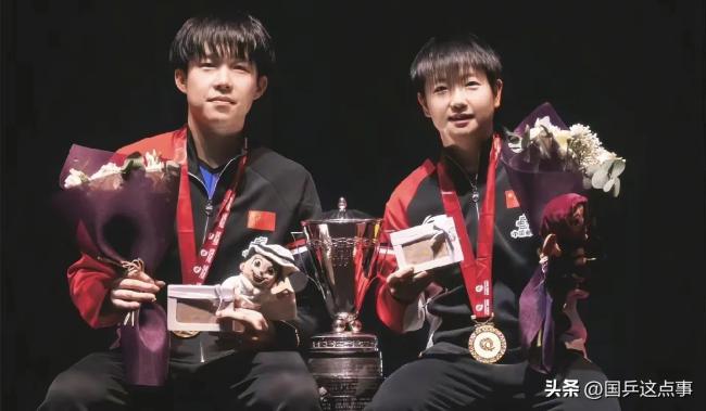 劉國(guó)梁拍頭鼓勵(lì)王曼昱蒯曼,，國(guó)乒?jié)M載而歸