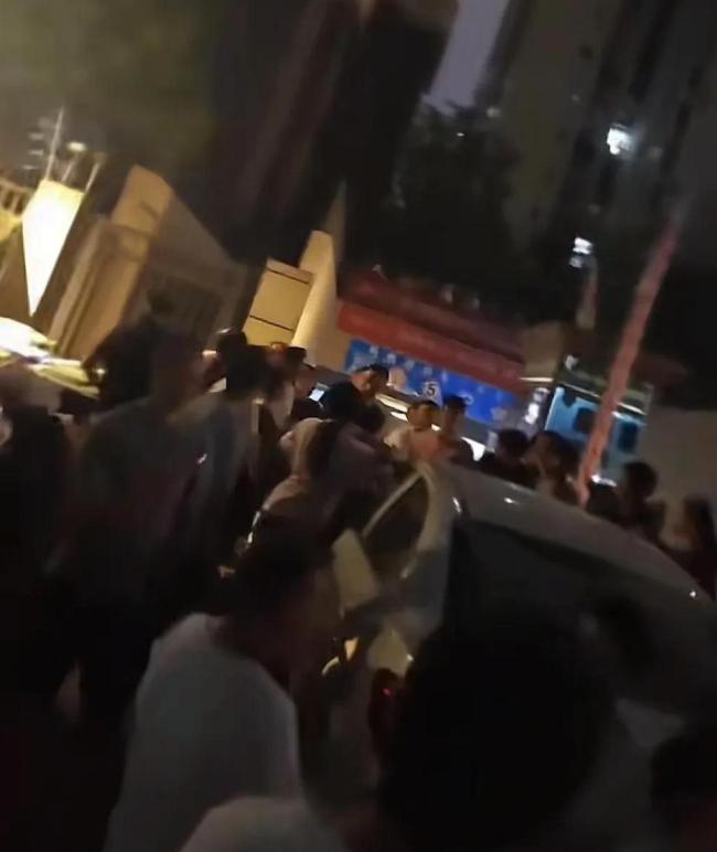 保安扎破小區(qū)近20輛車(chē)輪胎 物業(yè)回應(yīng) 物業(yè)的“鍋”保安背？