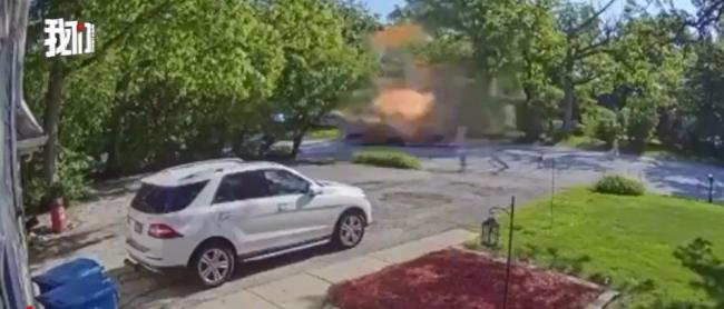 美一卡車行駛中爆炸碎片亂飛,，現(xiàn)場發(fā)出巨大爆炸聲