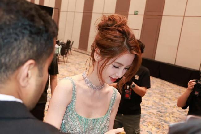 Angelababy早期混血感回归