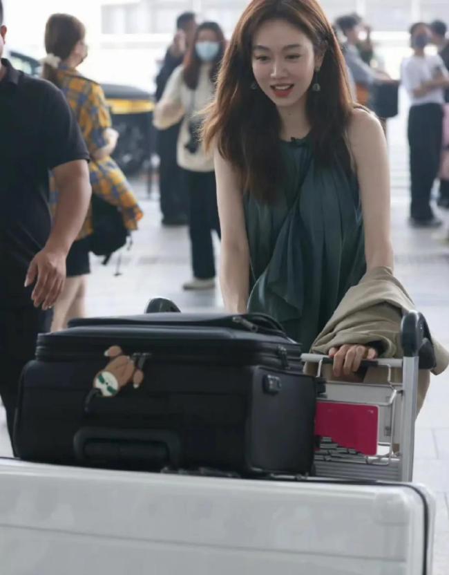 丁禹兮中餐厅厨师服造型路透
