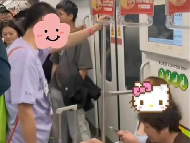 女子地鐵上與男子爭吵猛踹對方 公共場所秩序何在