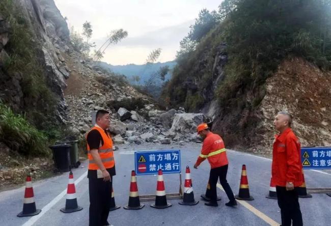 航拍江西上饒一道路山體塌方 連夜會商搶通方案
