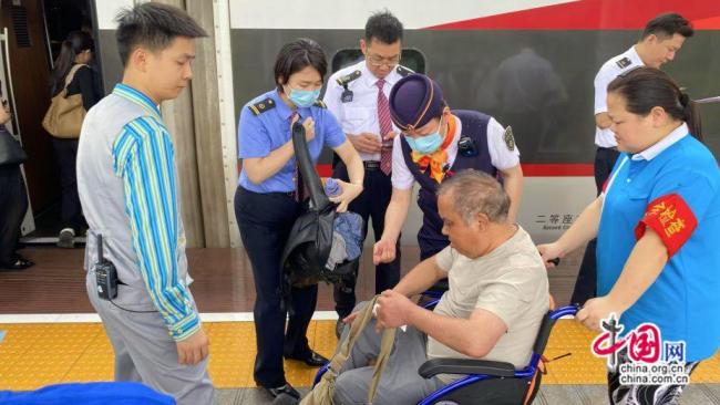 老人急病就醫(yī)不決 列車果斷施救