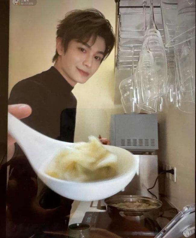 丁禹兮中餐厅厨师服造型路透 扛丝瓜瓤成焦点