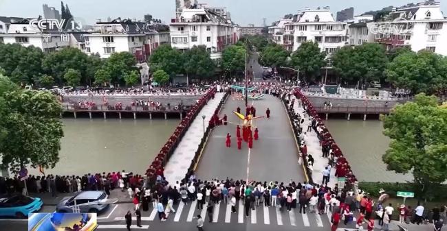 臨近端午各地節(jié)日氛圍漸濃 龍舟競(jìng)渡粽香四溢
