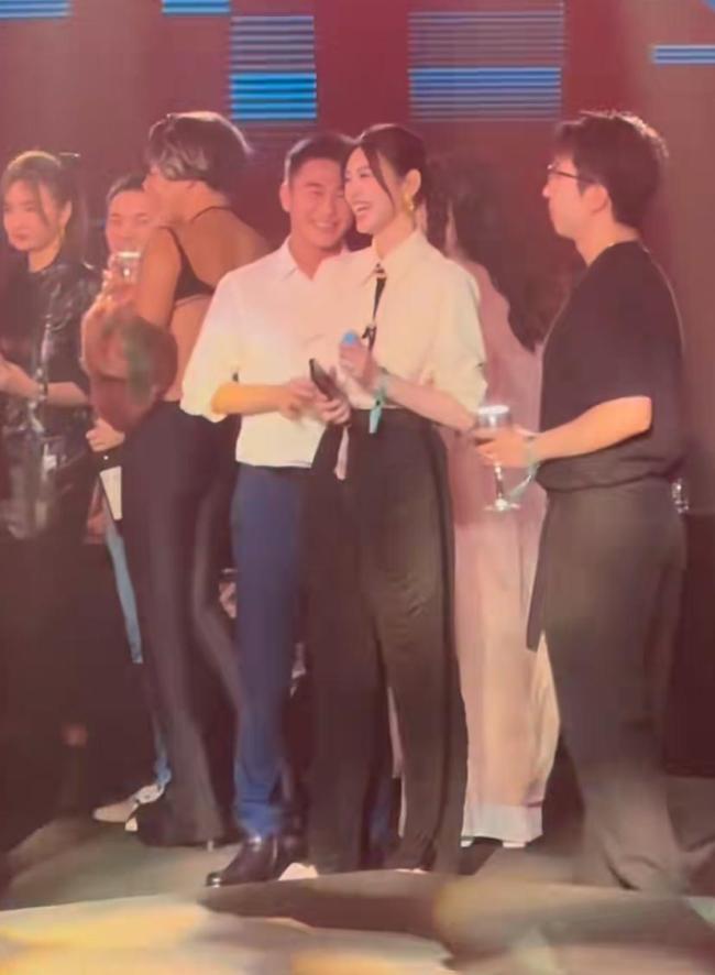 奚梦瑶与何猷君配头共同出席行径 恩爱互动羡煞旁东说念主