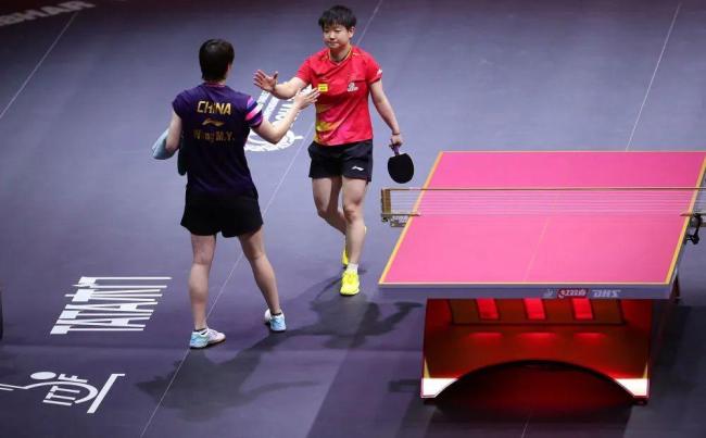 孙颖莎问巴赫要联系方式 巴赫：常联系！赛场温情互动