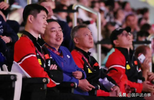 劉國(guó)梁拍頭鼓勵(lì)王曼昱蒯曼,，國(guó)乒?jié)M載而歸