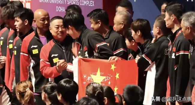 劉國(guó)梁拍頭鼓勵(lì)王曼昱蒯曼,，國(guó)乒?jié)M載而歸