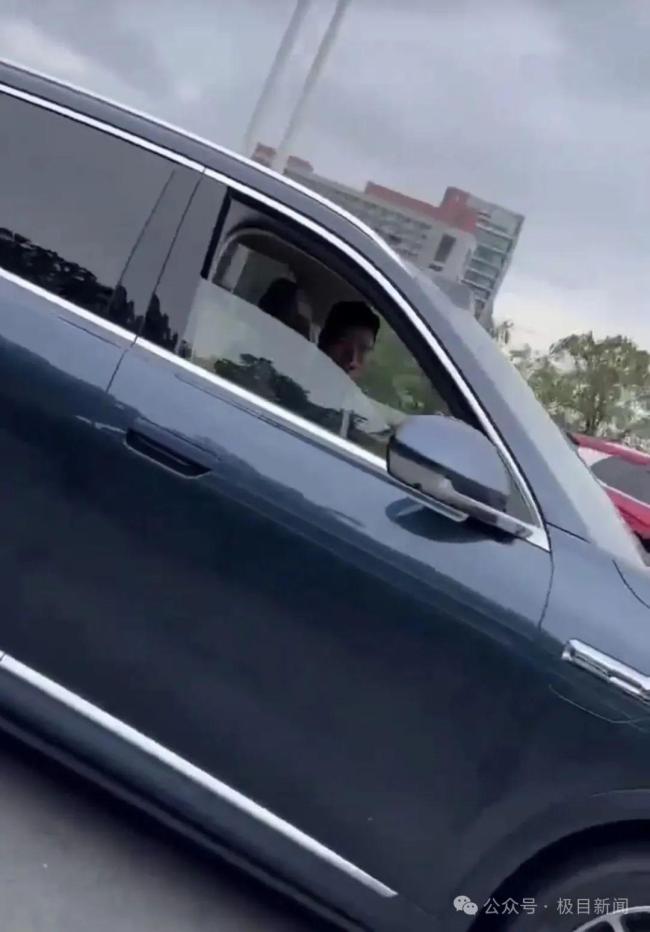 余承東疑似開車睡覺 網(wǎng)友熱議駕駛安全