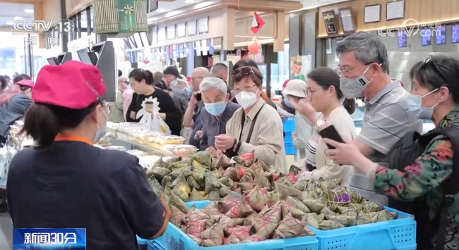 端午節(jié)民俗商品走俏市場 粽子香包受追捧