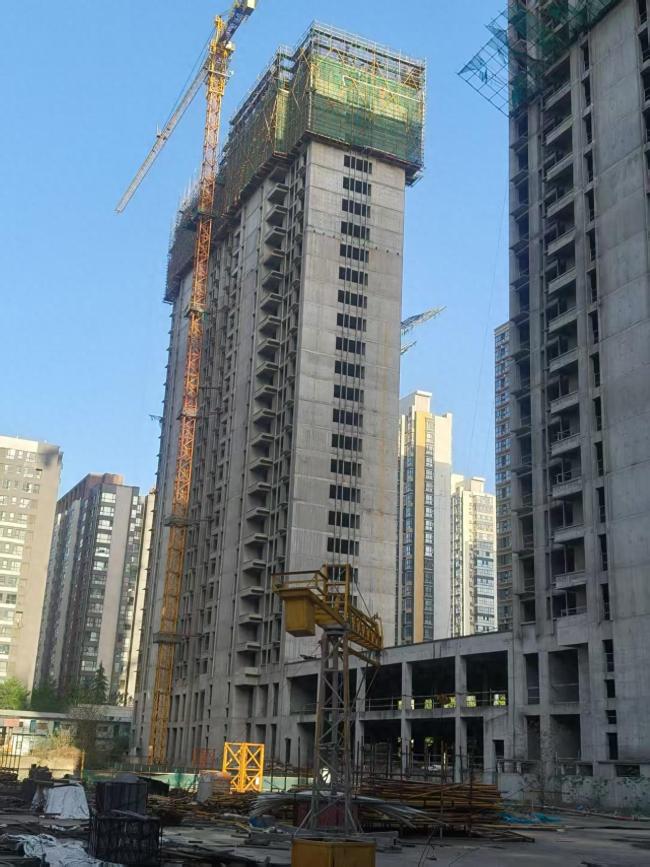 中石油子公司職工團購商品房"爛尾"，逾期交房已有9年