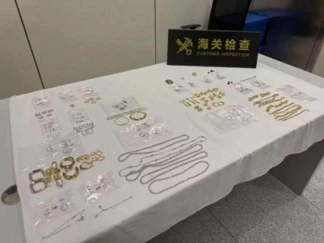 旅客內(nèi)衣藏匿走私珠寶被查獲