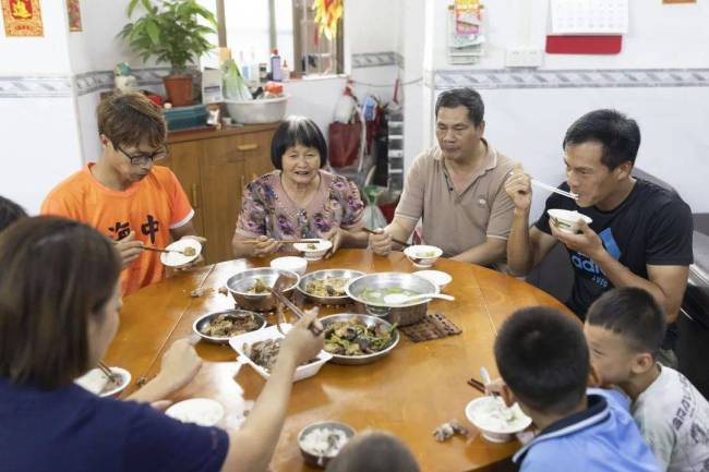 在廣州為何房東癡迷扒龍船,，江河湖海陸續(xù)上演“飆船”大片