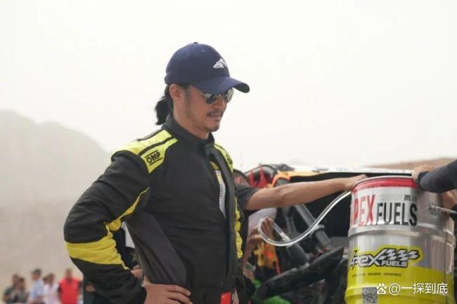吳京自曝賽車(chē)再次翻車(chē) 無(wú)奈錯(cuò)過(guò)發(fā)車(chē)時(shí)間