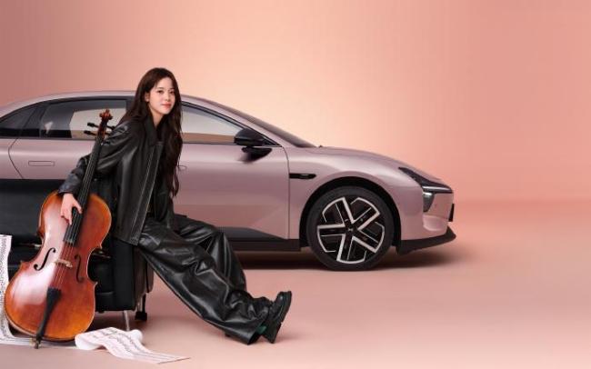 歐陽娜娜成為小鵬MONA代言人 首車選擇引發(fā)熱議